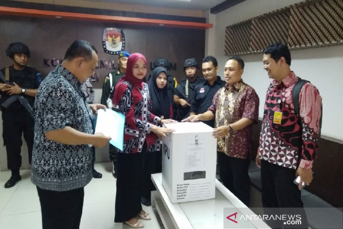 Hasil rekapitulasi suara pemilu di Garut diserahkan ke KPU Jabar