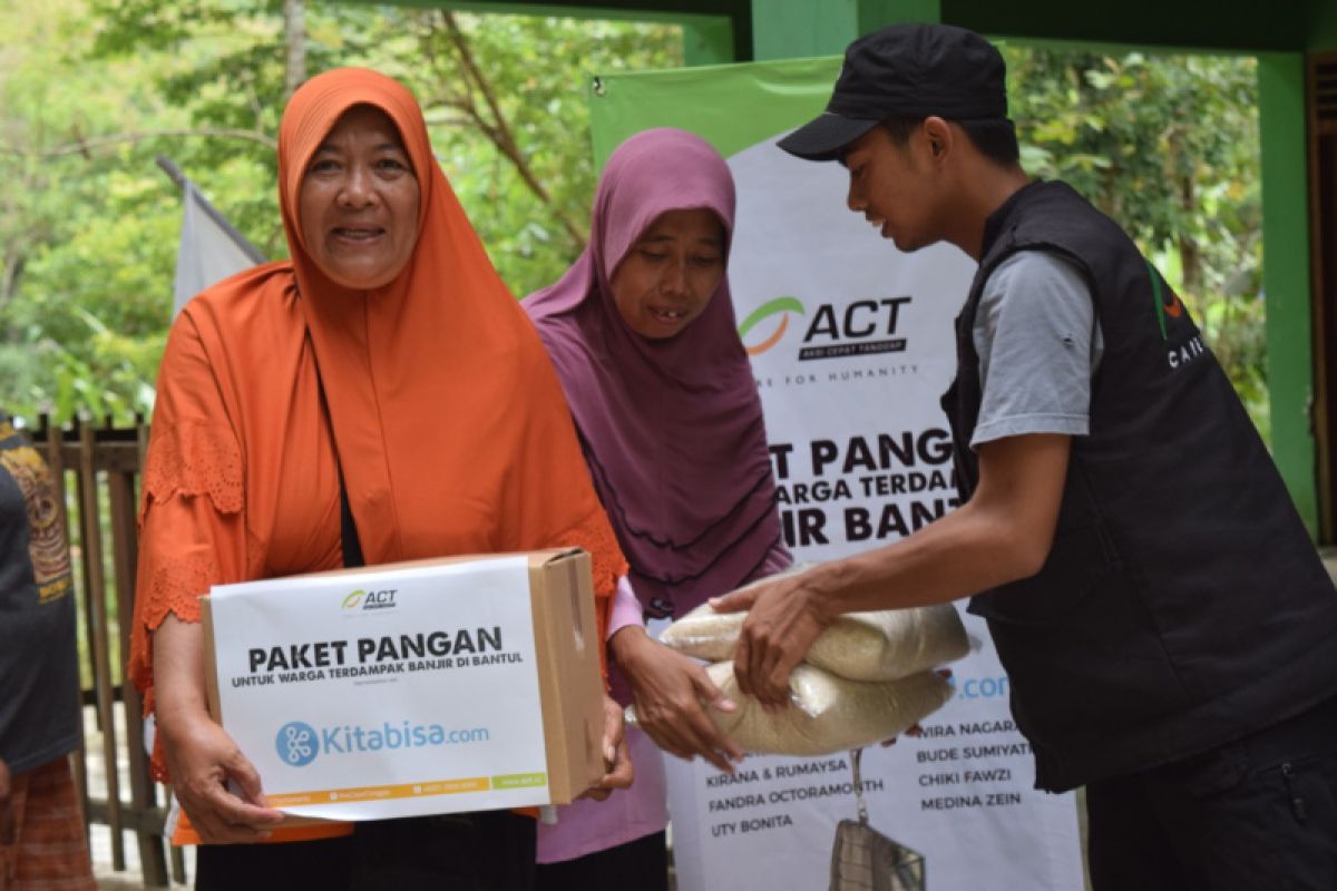 ACT DIY membagikan puluhan paket pangan untuk korban longsor Bantul