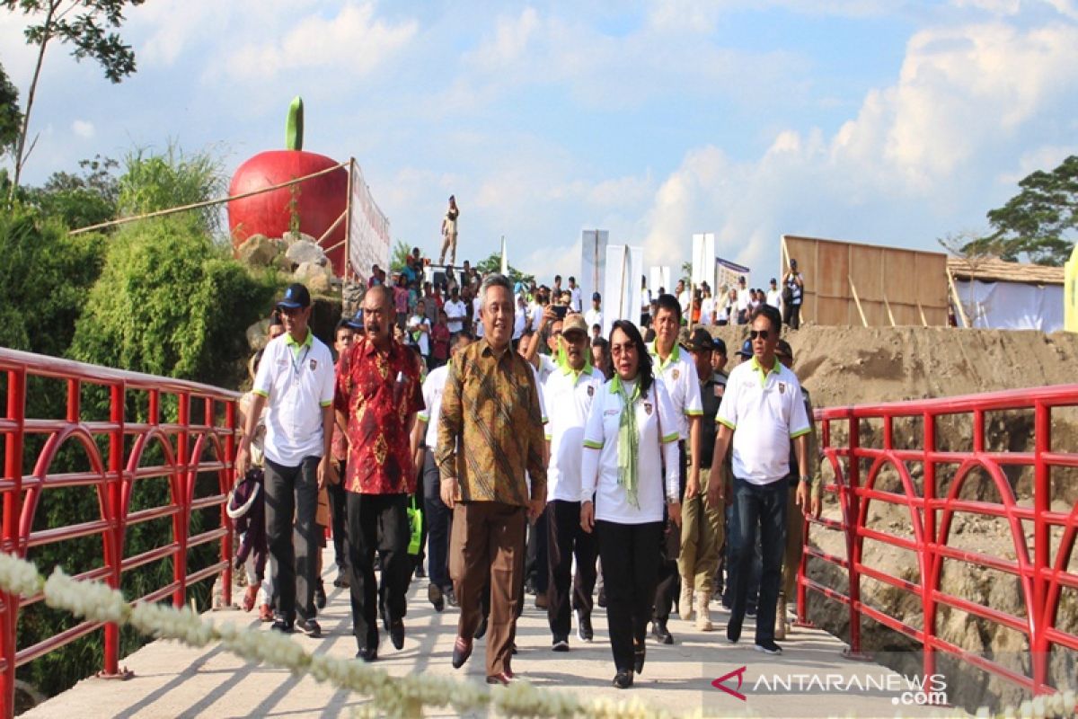 Kebun Raya Indrokilo dapat dikunjungi pada malam hari