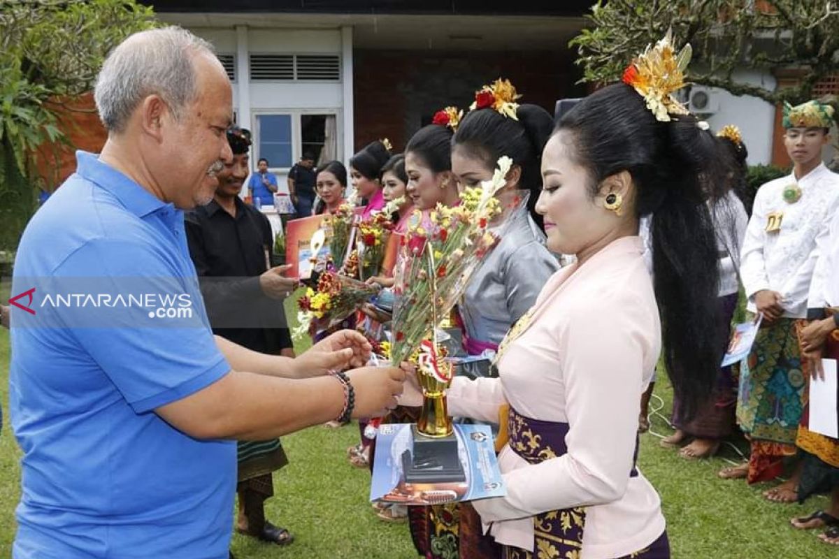 Sekda Bangli berdendang ketika buka lomba lagu pop Bali