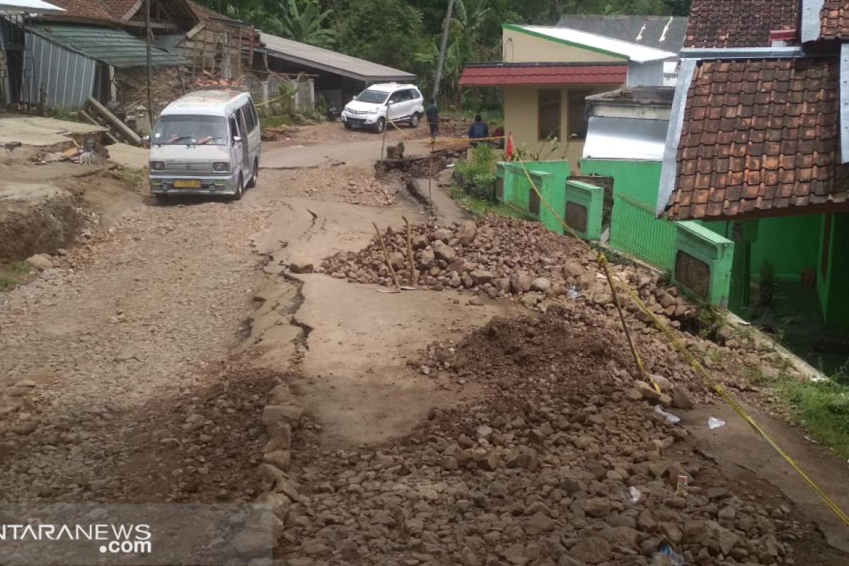 Akibat pergeseran tanah di Sukabumi jadi 90 unit rumah rusak berat