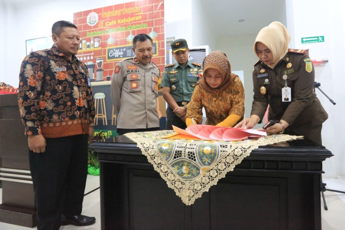 Wali Kota Mojokerto resmikan Cafe Kejujuran Kejaksaan Negeri