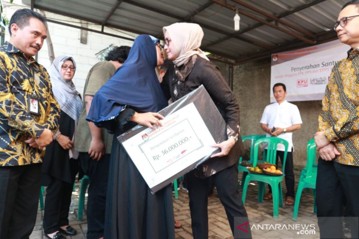 KPU serahkan santunan ke anggota KPPS yang wafat di Tangsel