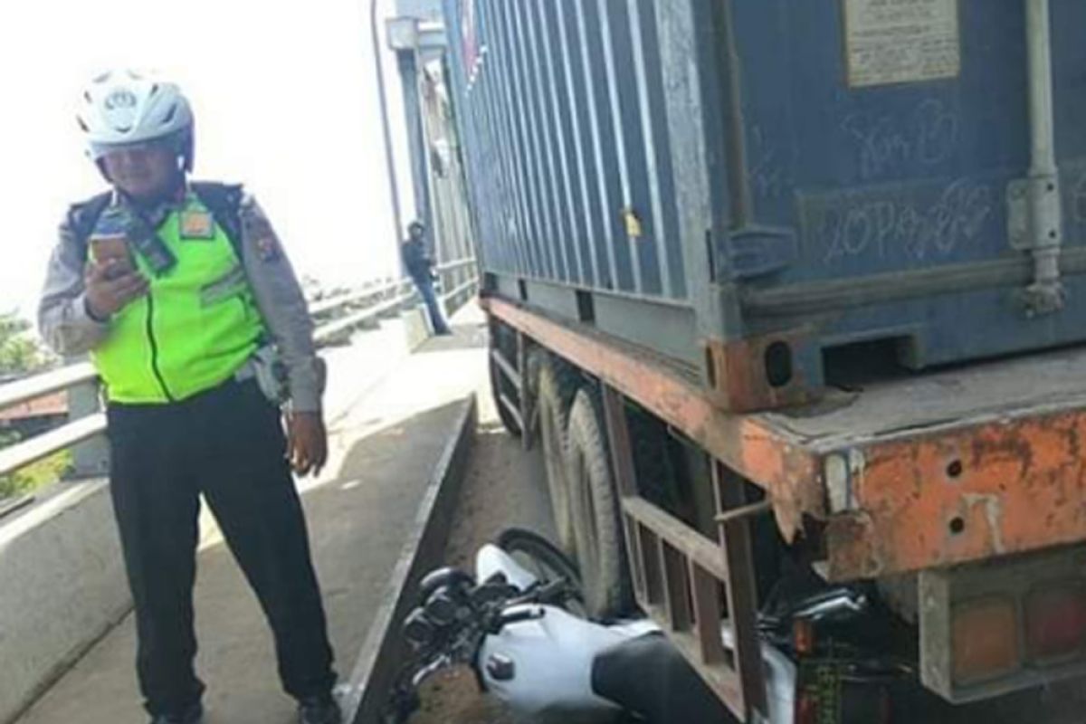 Aksi heroik polisi relakan motor dinasnya cegah kecelakaan lalu lintas