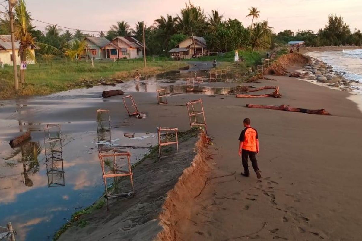 Gelombang Pasang Hantam Permukiman Warga Aceh Barat