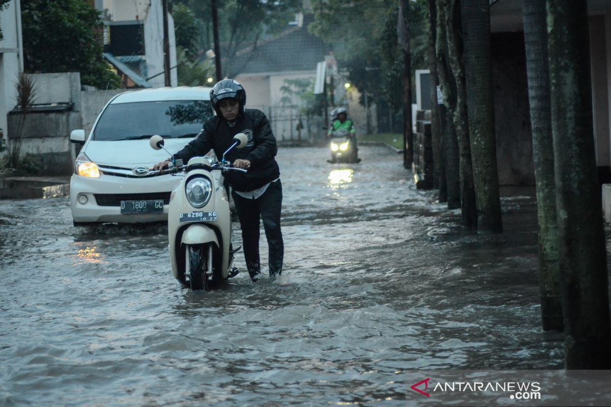 BMKG ingatkan potensi hujan lebat disertai angin di Lampung