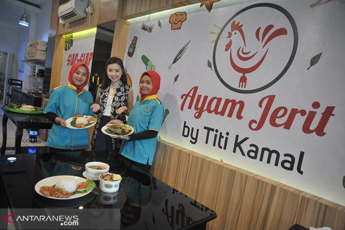 "Ayam Jerit" milik Titi Kamal ramaikan pasar kuliner Palembang