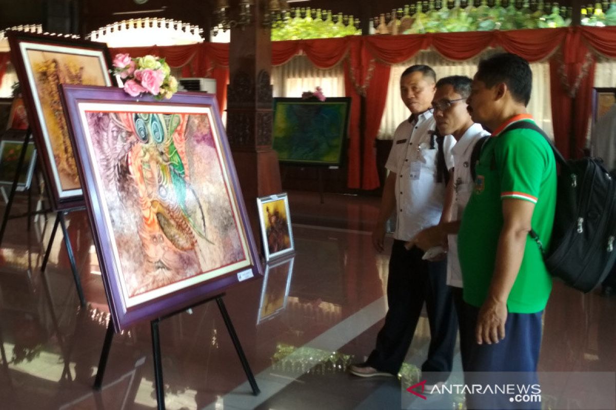 Peringati Hardiknas, guru SMP di Kudus gelar pemeran lukisan tunggal