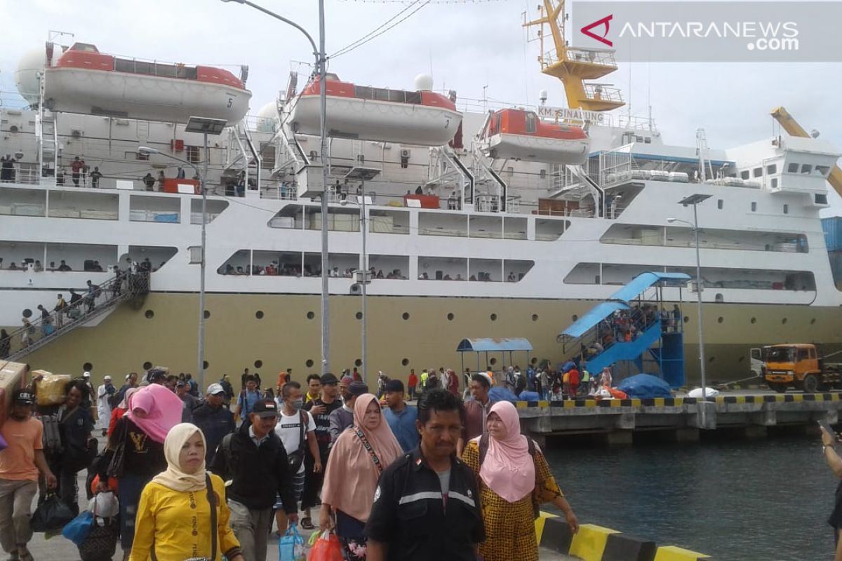 Penumpang Pelni di Pelabuhan Baubau mulai membludak