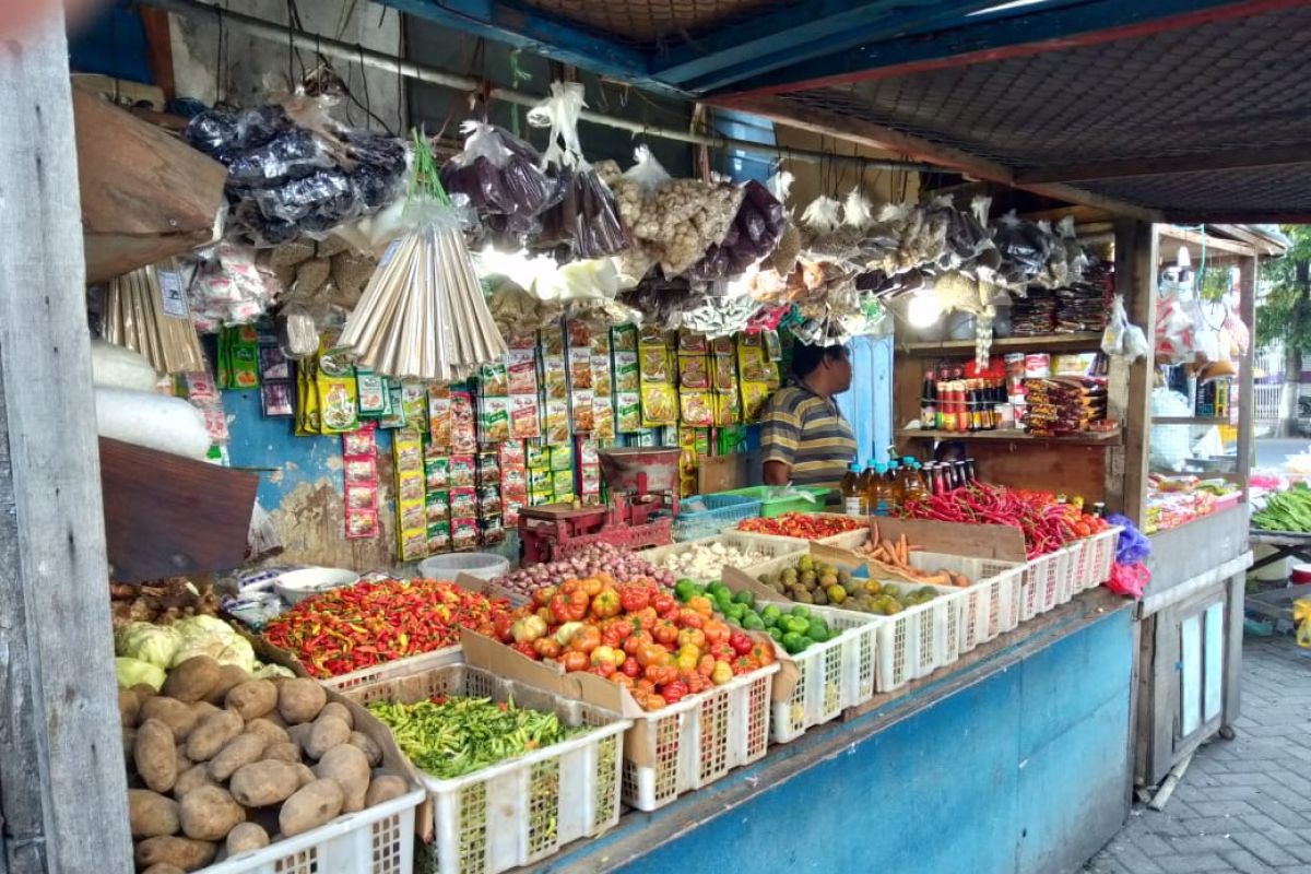 Omzet pedagang di pasar tradisional Situbondo turun 50 persen