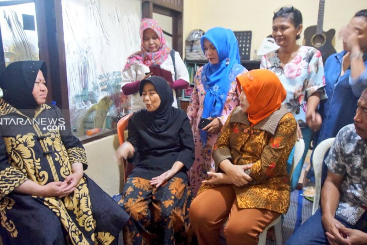 Risma siap kunjungi 12 keluarga KPPS Surabaya yang meninggal
