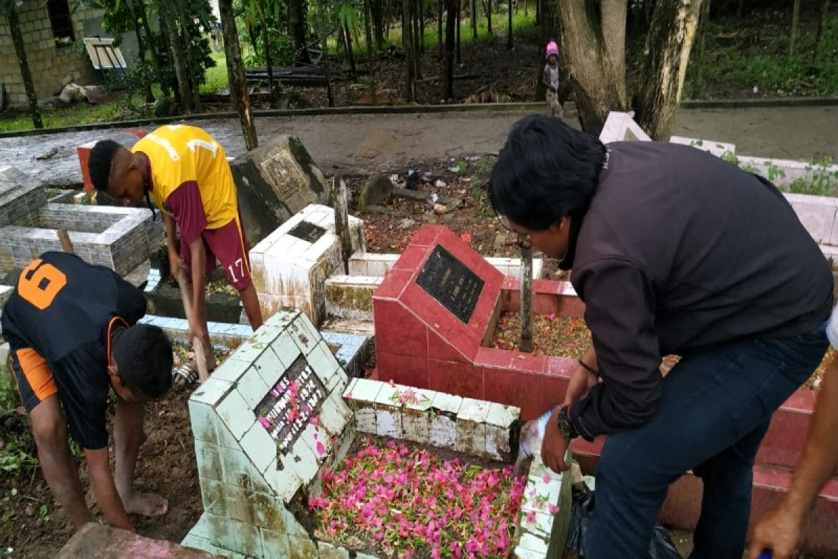 Jelang Ramadhan 1440 H, pelajar Jayapura jadi pembersih makam