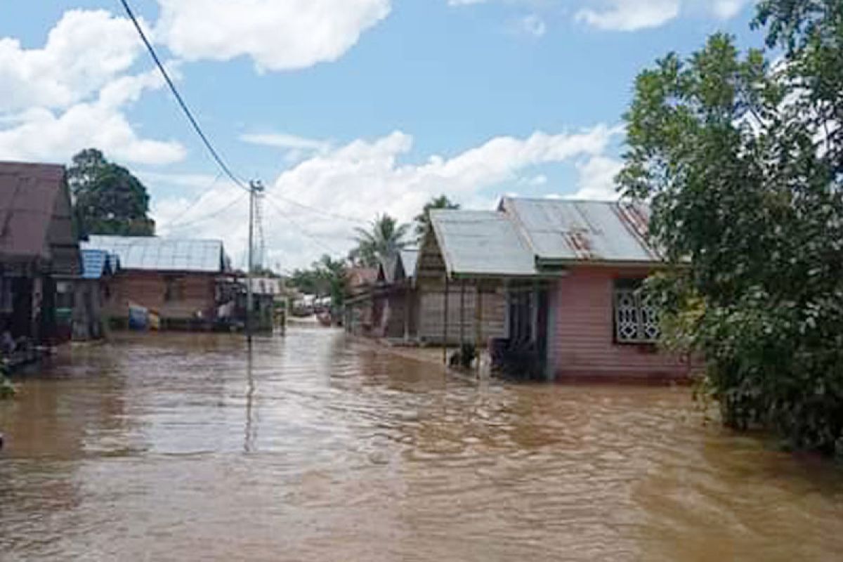 Warga Teluk Barak takbiran menggunakan perahu