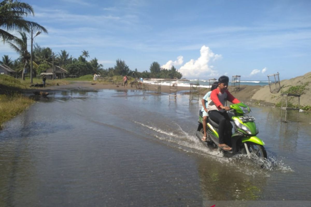 Rumah warga Aceh Barat terendam gelombang pasang