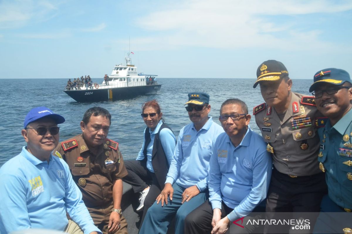 Susi Pudjiastuti pimpin penenggelaman 26 kapal asing di Kalbar