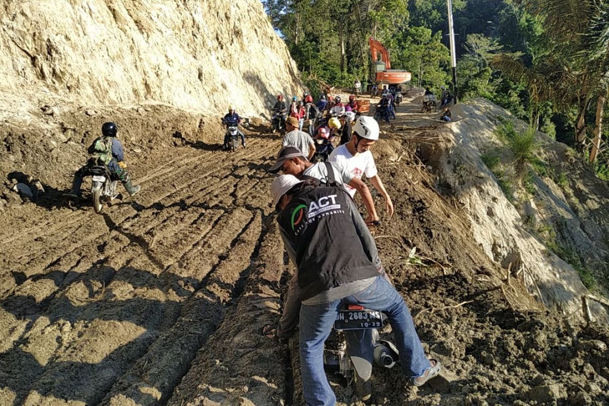 ACT mencatat sedikitnya ada delapan titik longsor di jalan Trans Palu-Kulawi