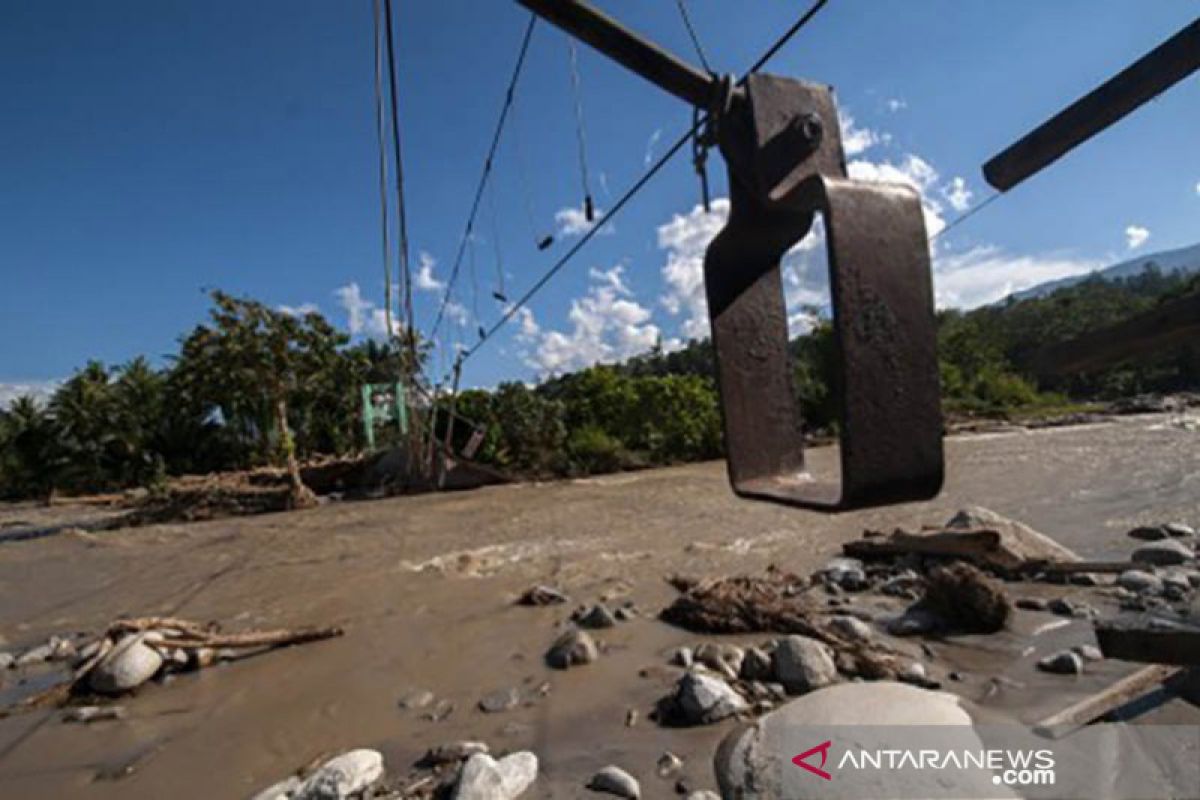 Jembatan gantung di Desa Tuva putus diterjang banjir