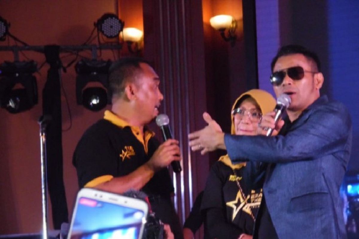 Penyanyi jebolan Indonesian Idol, Judika "hipnotis" 500 karyawan Pegadaian di Mataram