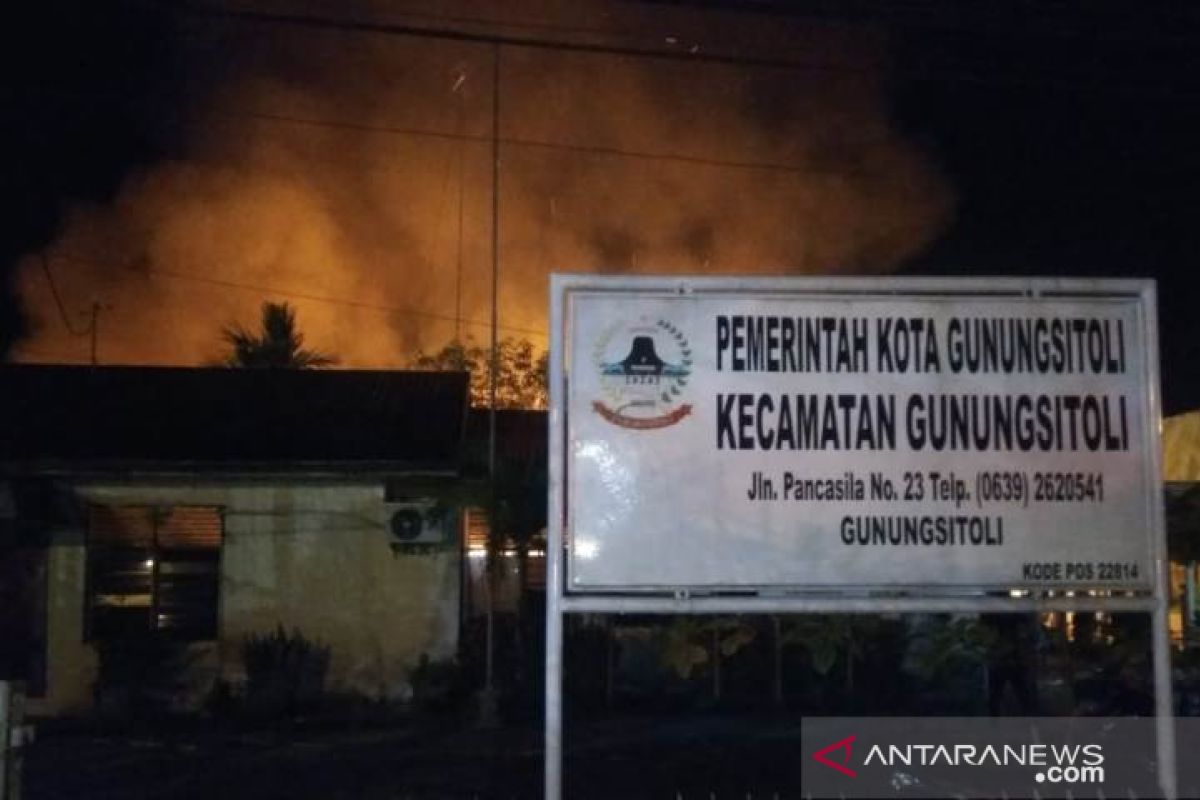 Kantor camat dan logistik pemilu di Gunungsitoli  terbakar