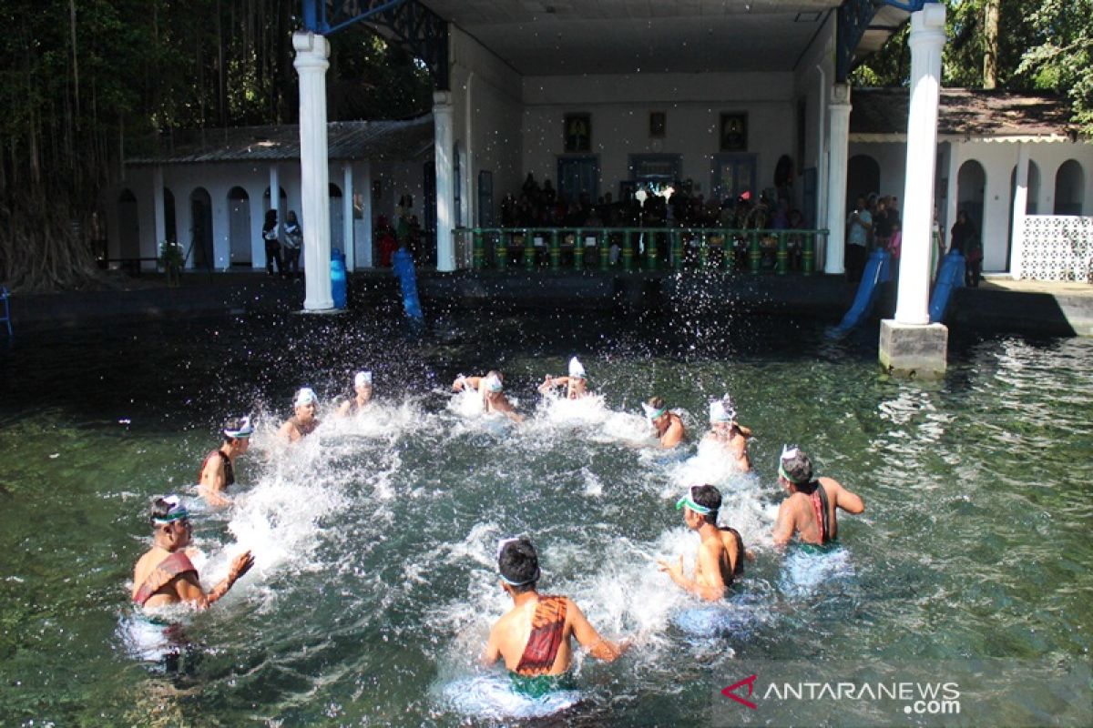 Memukau, musik ciblon dalam padusan di Pengging Boyolali