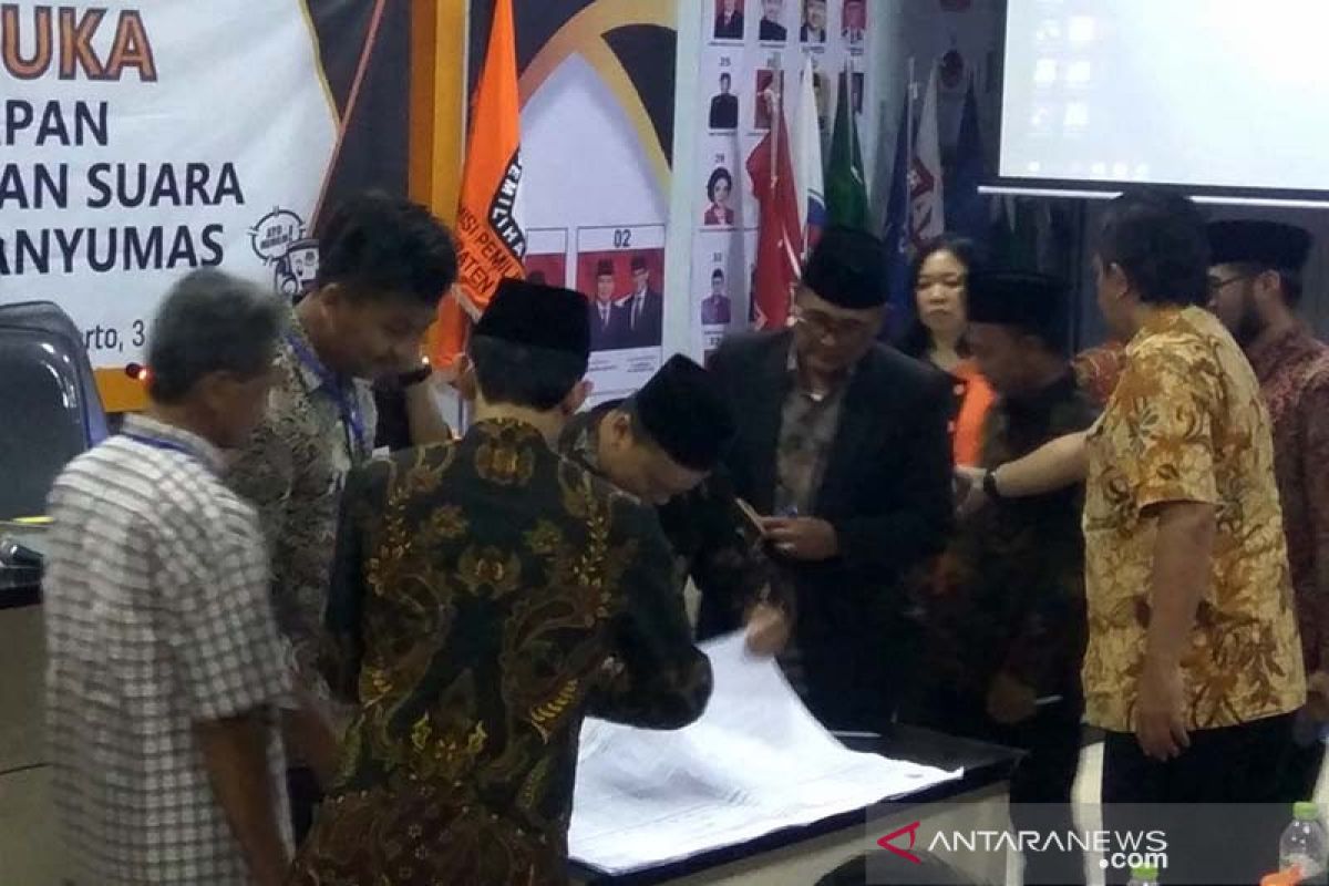 Saksi menerima hasil rekapitulasi perolehan suara pilpres di Banyumas