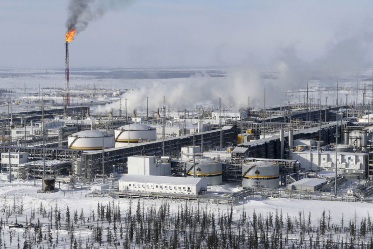 Rusia belum putuskan pengurangan pasokan, harga minyak  turun