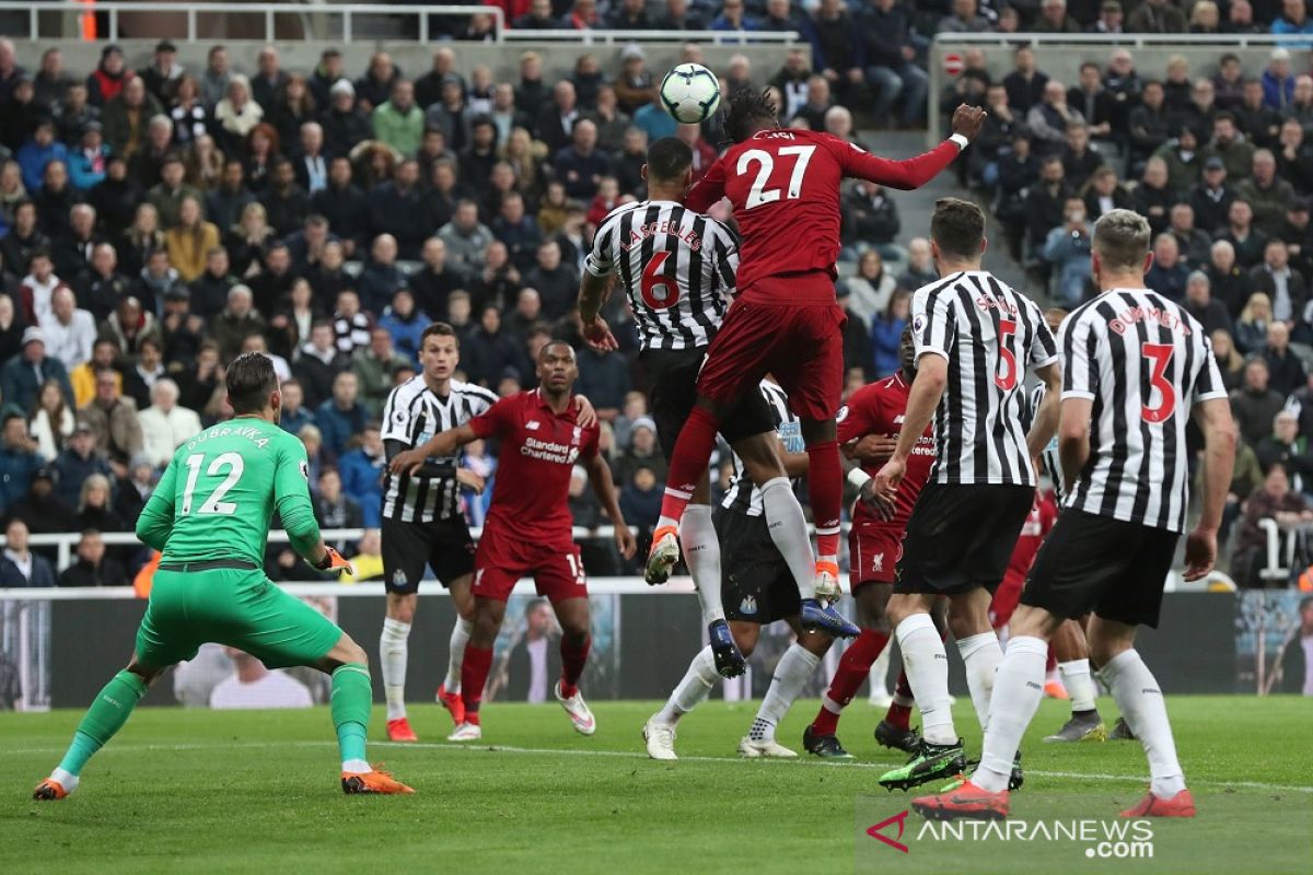 Liverpool menang di markas Newcastle untuk kembali ke puncak