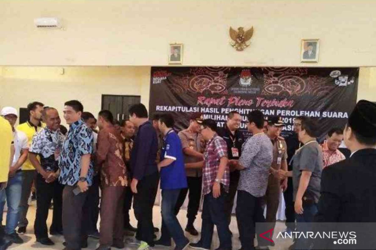 Pendukung kedua pasangan capres di Bekasi saling bersalaman