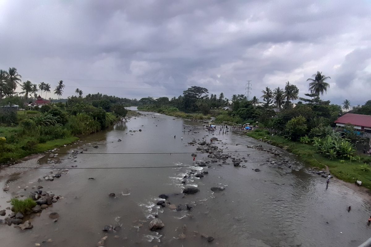 Diguyur hujan, balimau di Padang sepi (video)