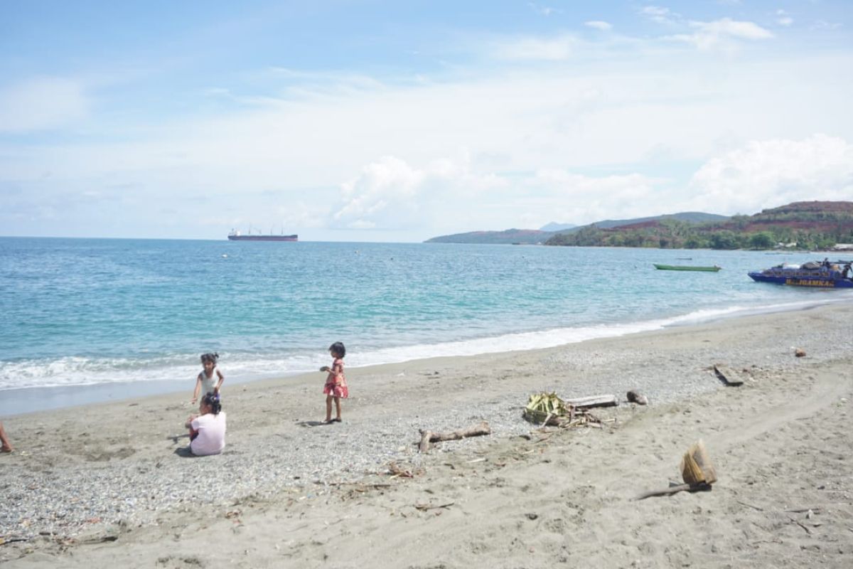 Warga benahi objek wisata pantai Kawasi di Halsel