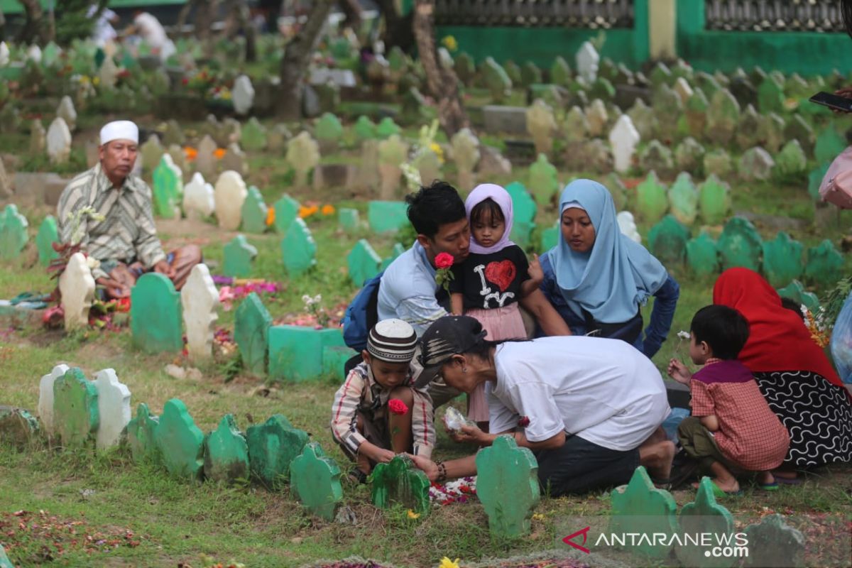 Muslim Bali lakukan ziarah kubur jelang Ramadhan