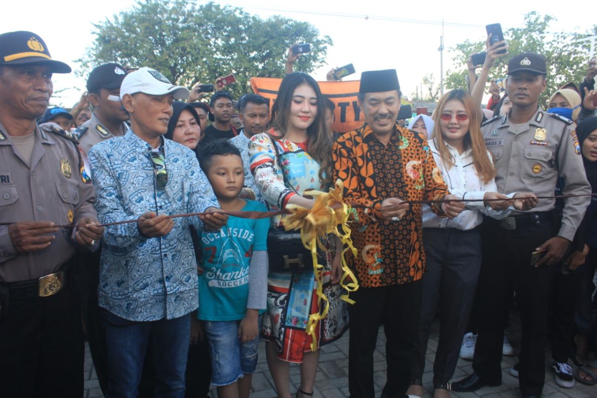 Via Vallen membuka bazar Ramadhan Kalitengah Sidoarjo