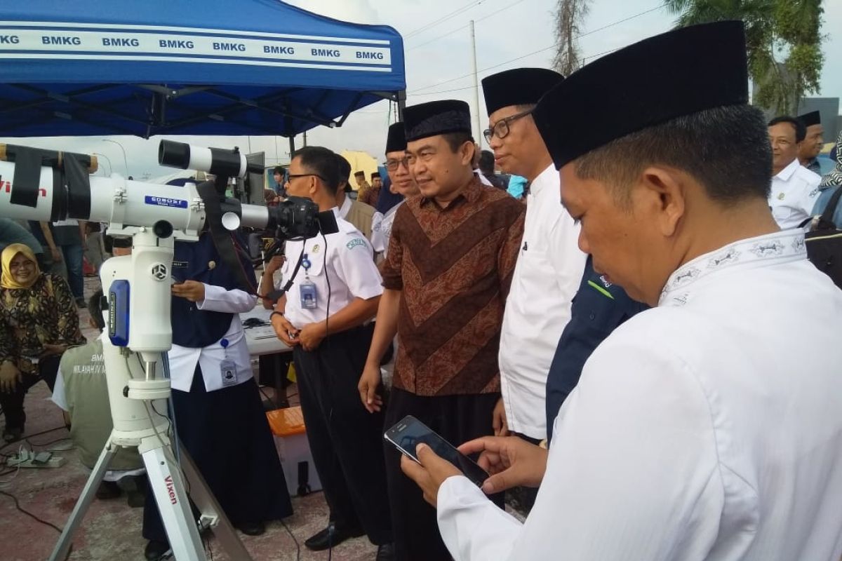 Kemenag bersama BMKG-mahasiswa Unhas pantau hilal di Pantai Padongko