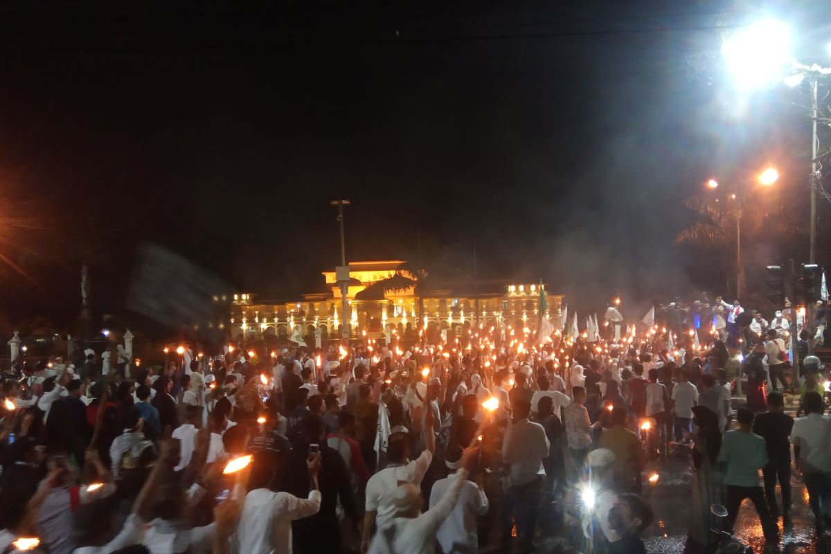 Salawat dan gema takbir iringi pawai obor sambut  Ramadhan di Medan