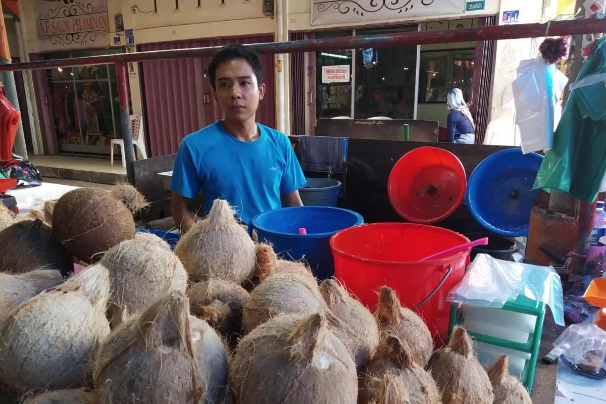 Permintaan santan kelapa meningkat di Batusangkar jelang Ramadhan