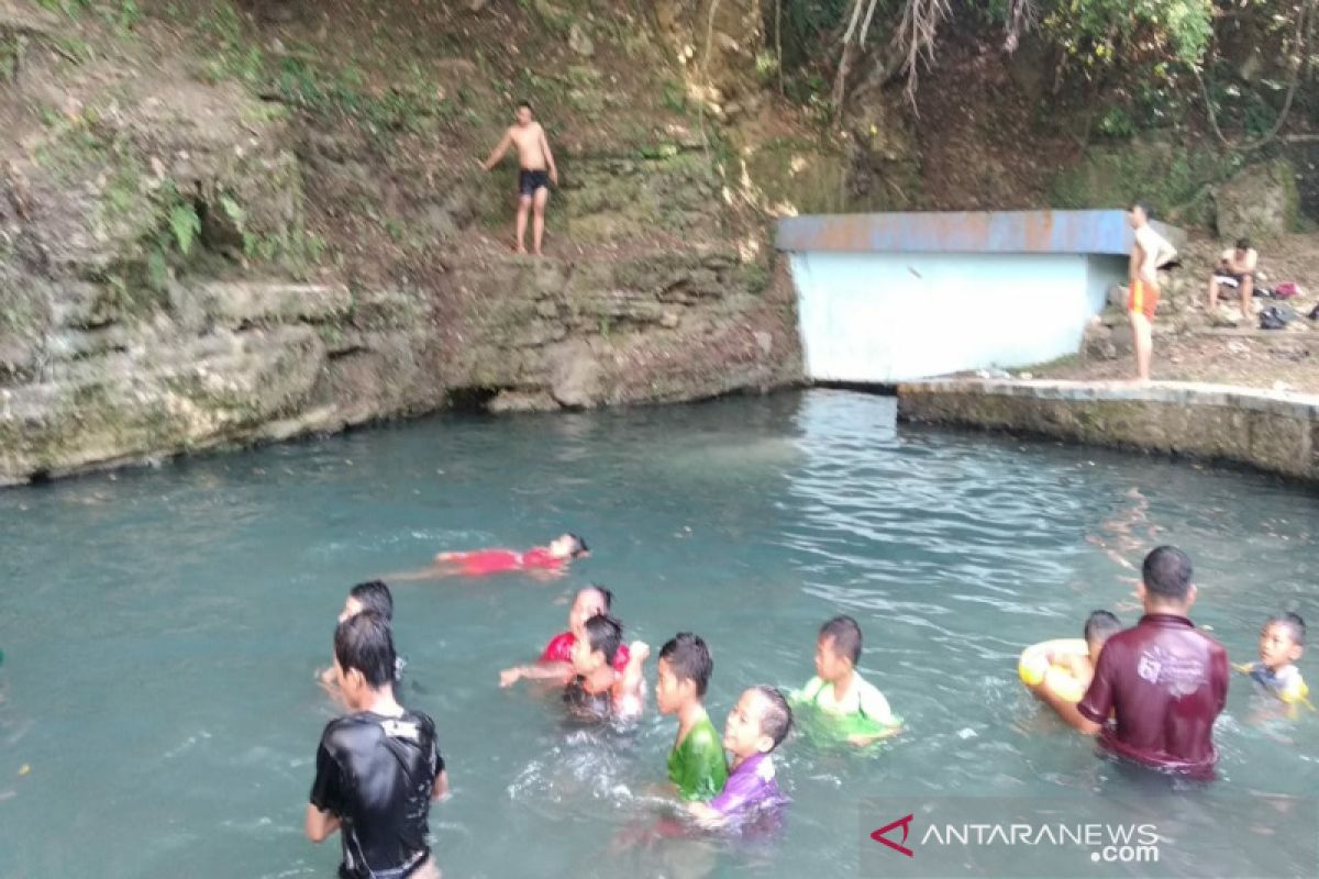 Ratusan warga Kulon Progo memadati Pemandian Clereng untuk "padusan" (VIDEO)