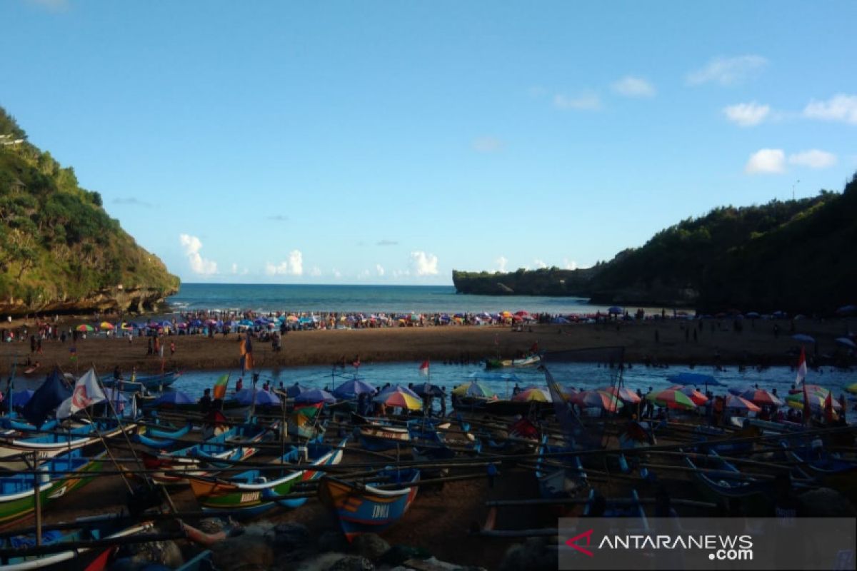 Ribuan wisatawan padati pantai Gunung Kidul untuk "padusan"