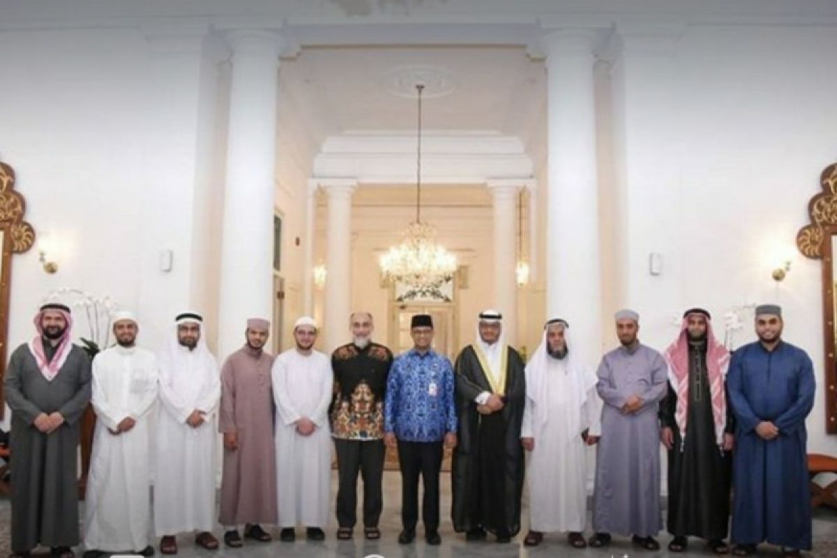 Anies menerima imam salat tarawih dari Palestina