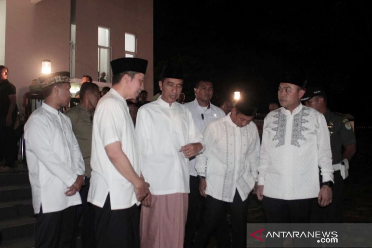 Presiden Jokowi shalat tarawih perdana di Masjid Jenderal Besar Soedirman