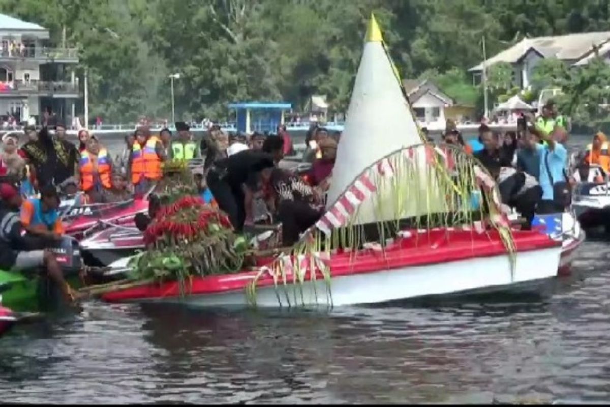 Jelang Ramadhan, warga Sarangan Magetan gelar tradisi larung sesaji