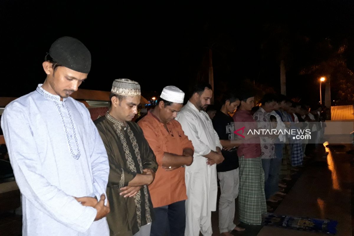 Ribuan masyarakat Batam ikuti tarawih pertama di Masjid Raya