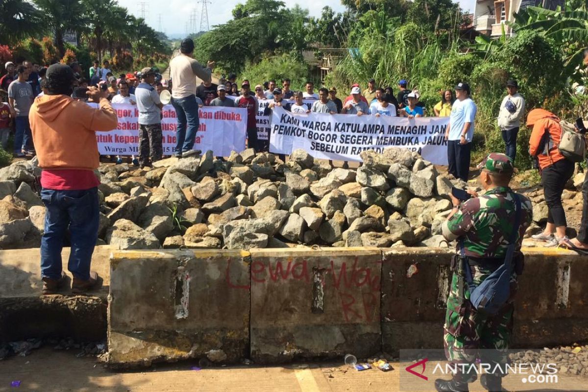 Lima bulan jalan raya ditutup, warga demo minta dikasihani