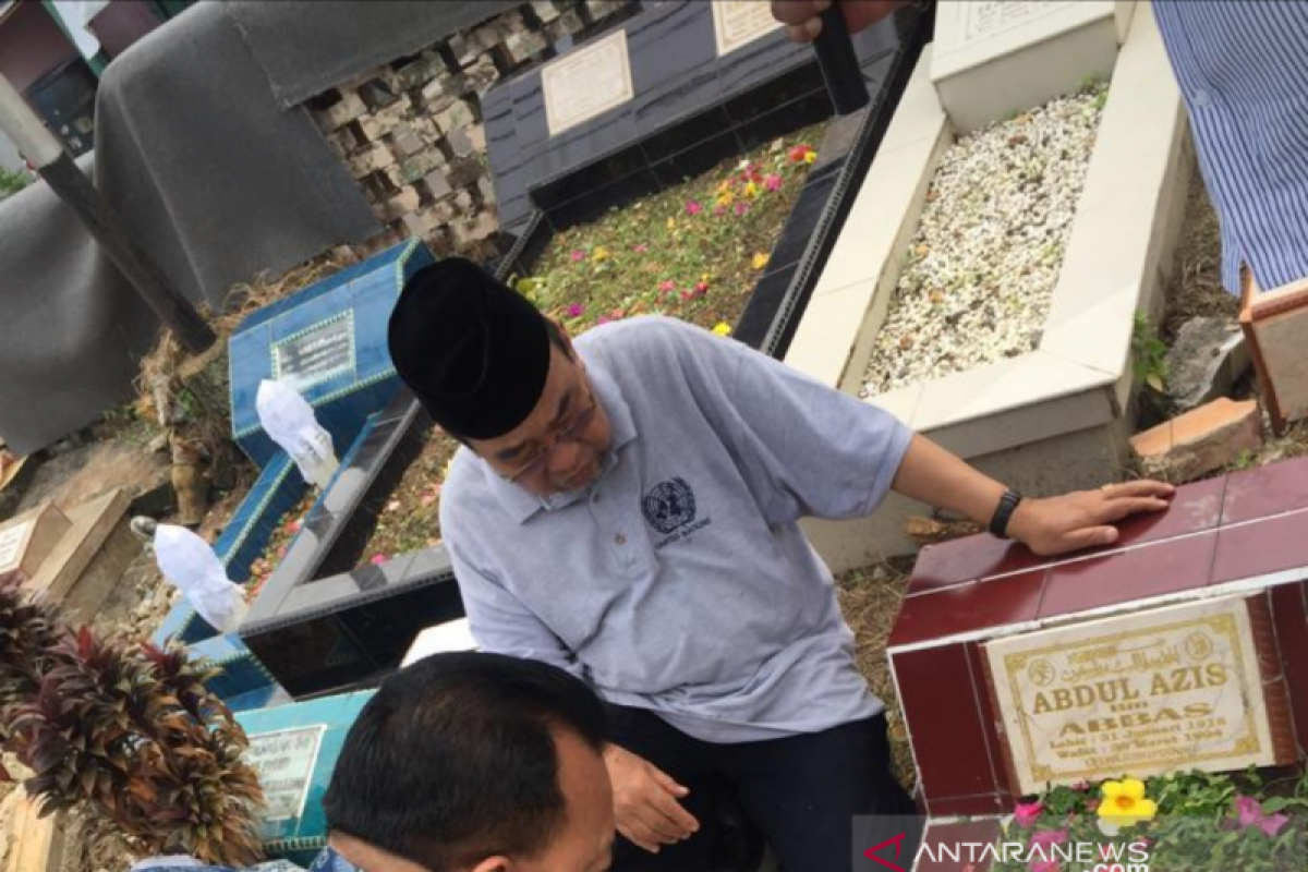 Harry Azhar ikut tradisi ziarah kubur jelang Ramadhan