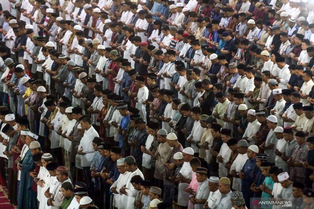 Umat Muslim di Aceh Barat Shalat Tarawih
