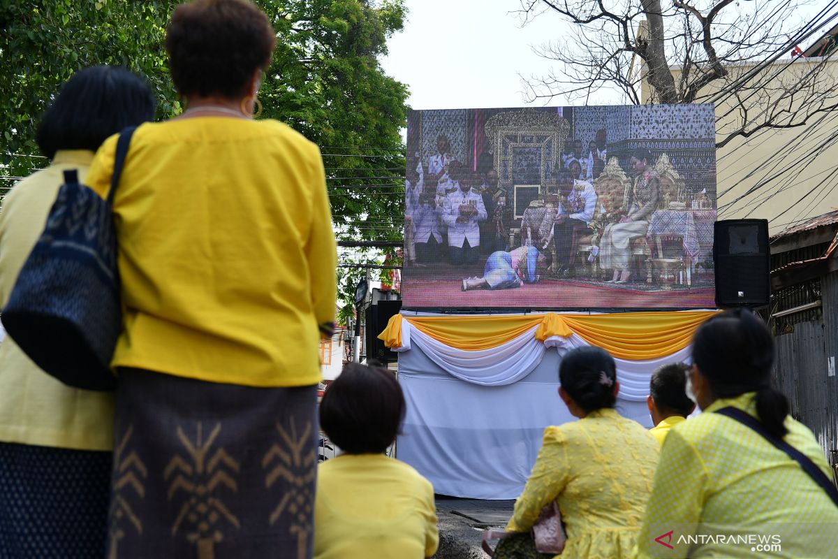 Rakyat Thailand berkerumun di tepi jalan di bawah terik matahari saksikan penobatan Raja