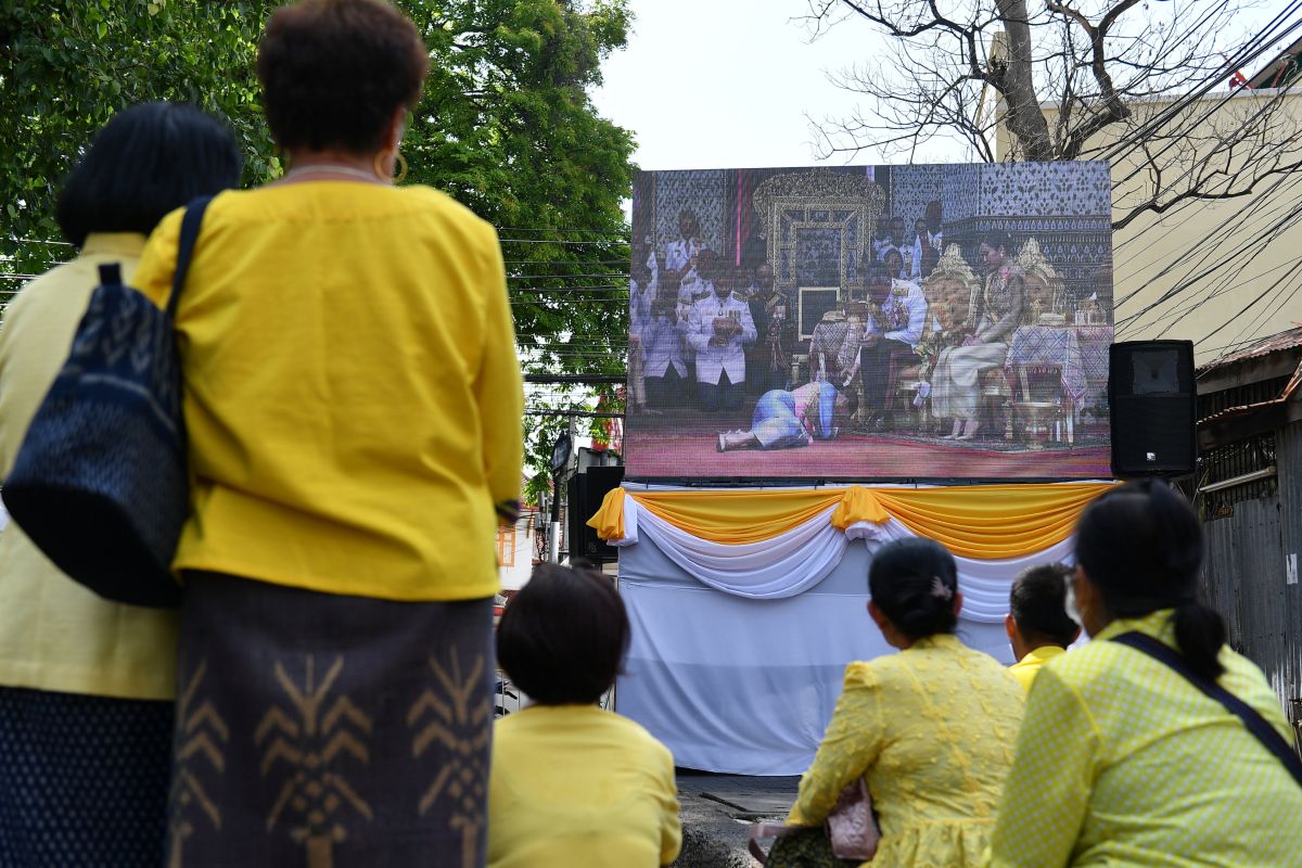 Rakyat Thailand berkerumun saksikan prosesi penobatan Raja Maha Vajiralongkorn