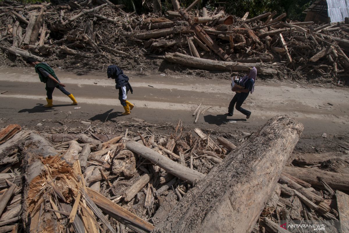 Pemkab Sigi kerahkan alat berat untuk perbaiki jalan diterjang banjir