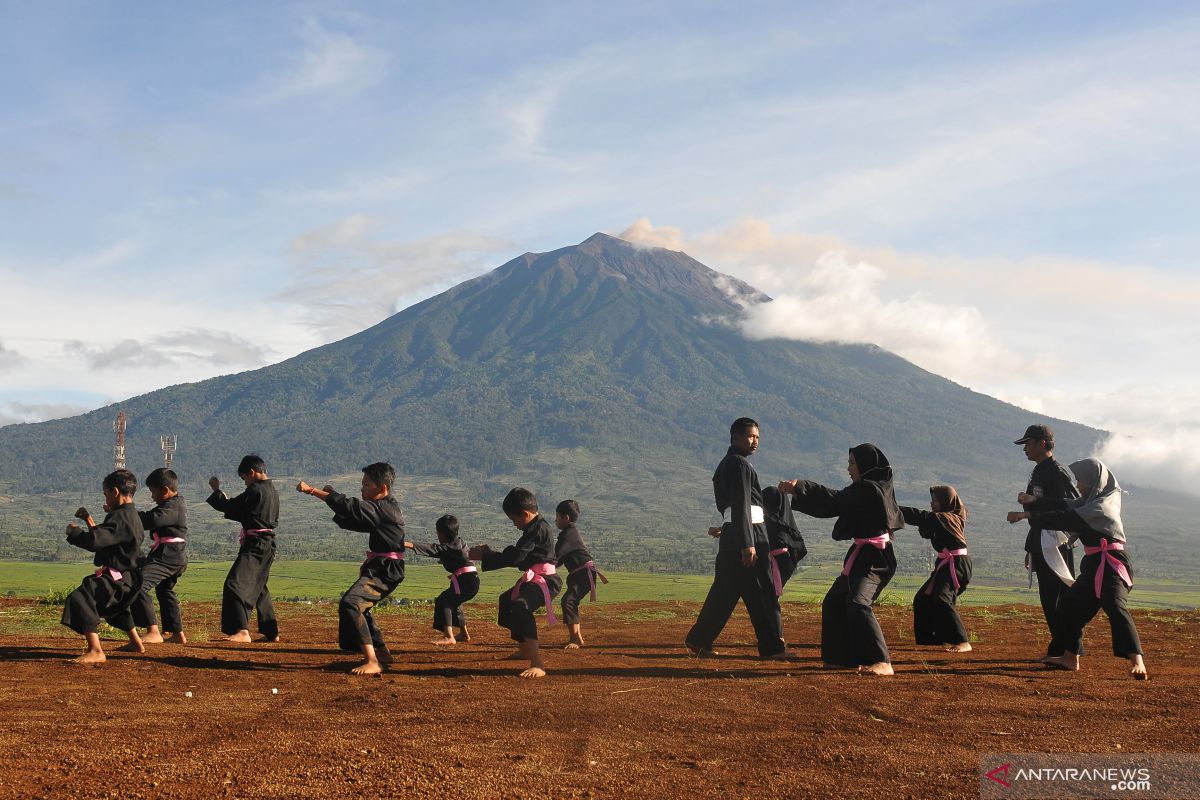 Gunung Kerinci semburkan abu 800 meter, PVMBG sebut fenomena biasa