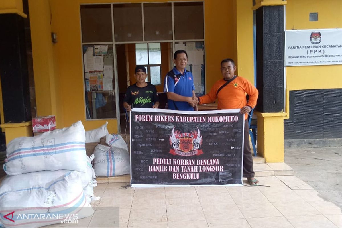 Bikers Mukomuko serahkan hasil penggalangan dana untuk korban banjir