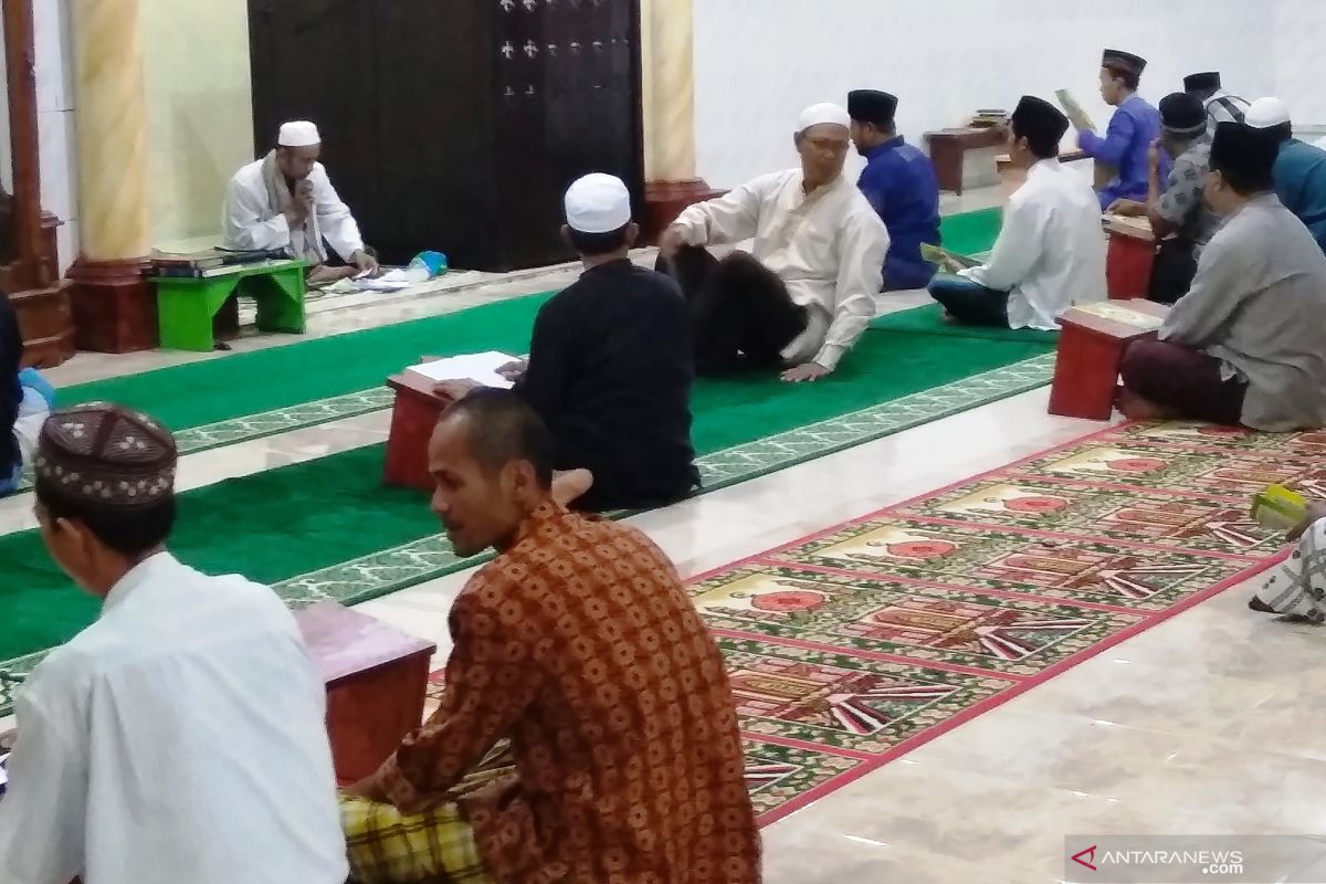 Warga muslim Biak berdoa bersama menyambut puasa Ramadhan